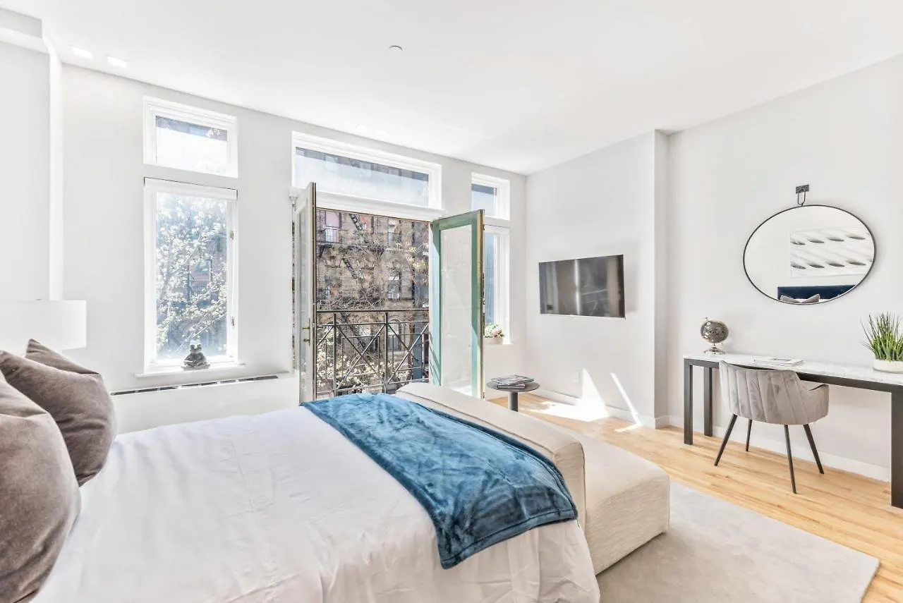 Holiday home Maison Bella - Modern Studio W Charming Juliet Balcony Villa New York