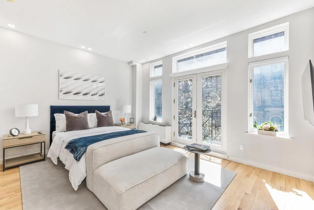 Maison Bella - Modern Studio W Charming Juliet Balcony Villa New York