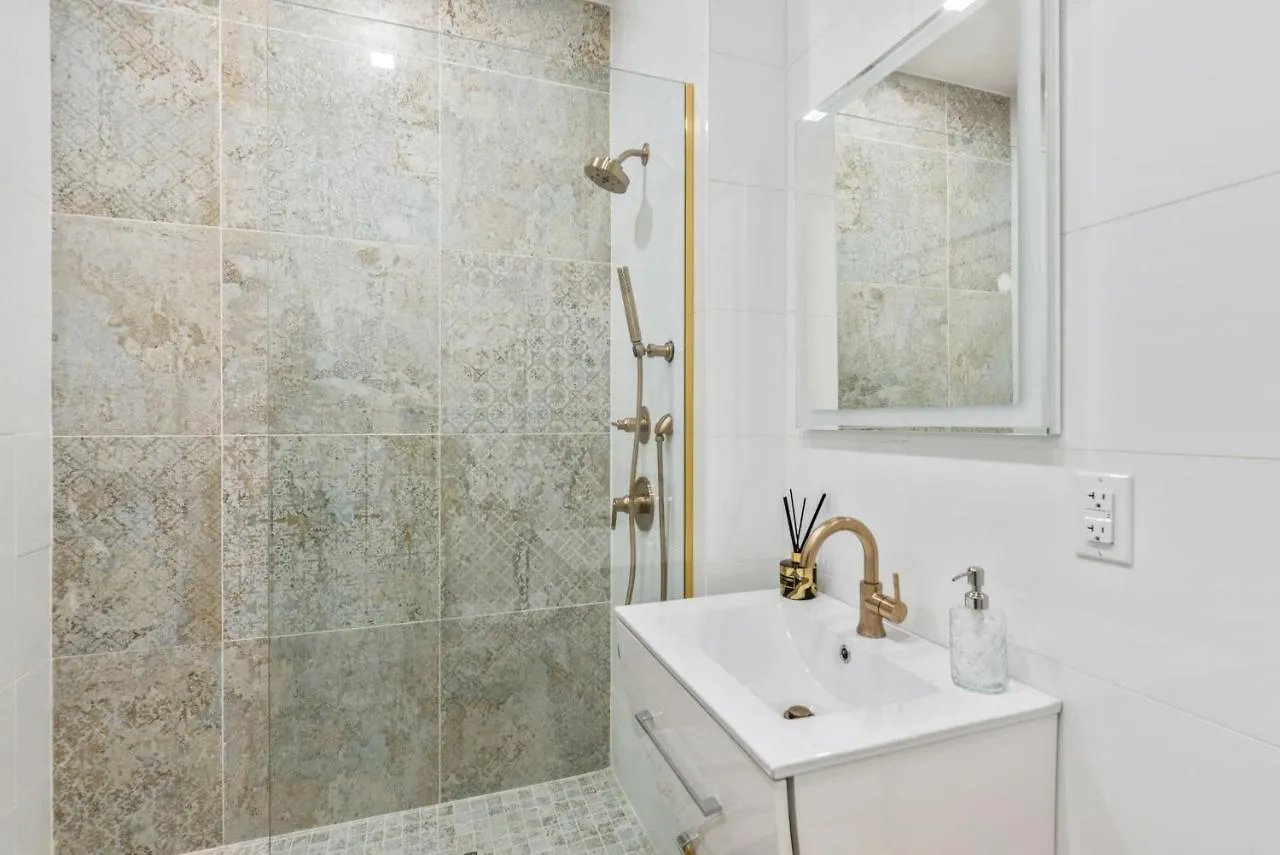 Maison Bella - Modern Studio W Charming Juliet Balcony Villa New York