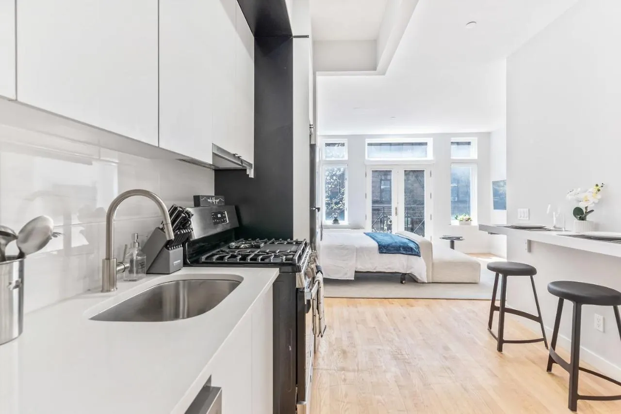 Holiday home Maison Bella - Modern Studio W Charming Juliet Balcony Villa New York United States