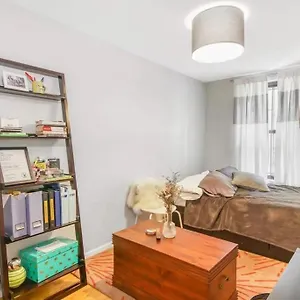 Private In 4 Bedroom Ground Near Subway Homestay